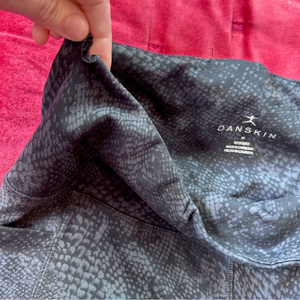 Danskin Snakeskin Print Athletic Leggings w/ Pockets & High Rise Tummy Control - Picture 7 of 9